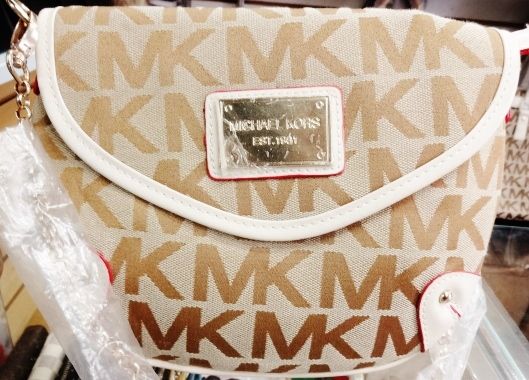 BOLSA PEQUENA COM MONOGRAMA BEGE